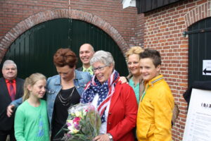 Marleen Pierik met haar familie, voorzitter Chrysto Wormskamp en wethouder van Balveren.
